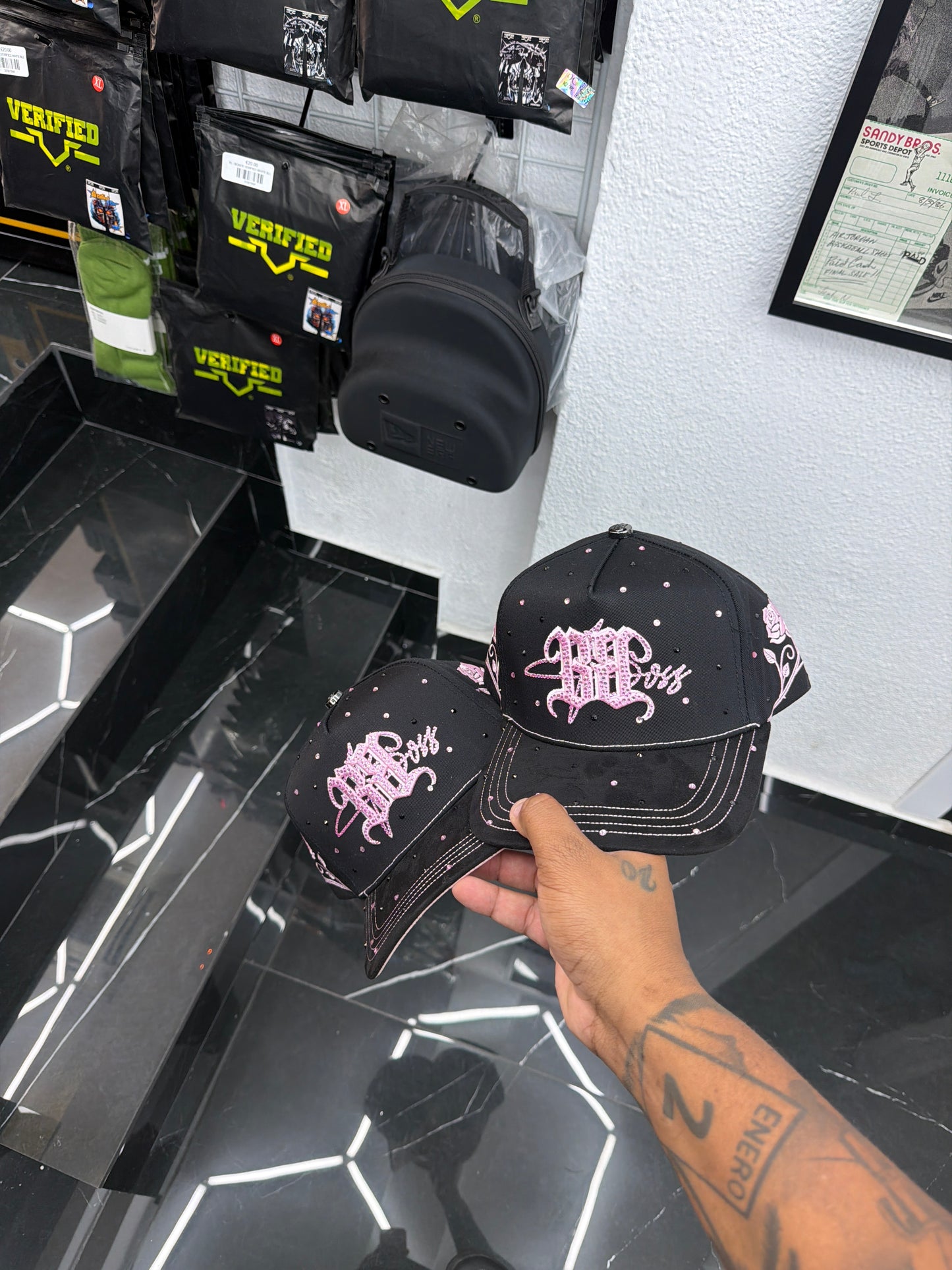 CAPS BIGG BOSS BLACK PINK